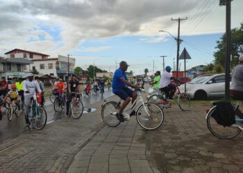 IMG 20220910 172447 Veilig fietsen in Suriname is een hele uitdaging. Met de vakantie fietstocht van Logos, op zaterdag 10 september, hebben zowel kinderen als ouderen de kans gekregen om veilig te fietsen op straat.