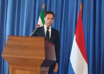 IMG 20220912 173105 De Nederlandse premier, Mark Rutte, zegt dat hij de vicepresident, Ronnie Brunswijk, wel de hand zou schudden als die gelegenheid er zou zijn. Dat zegt hij maandagmiddag tijdens een persconferentie op het bordes van het presidentieel Paleis.