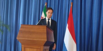 IMG 20220912 173105 De Nederlandse premier, Mark Rutte, zegt dat hij de vicepresident, Ronnie Brunswijk, wel de hand zou schudden als die gelegenheid er zou zijn. Dat zegt hij maandagmiddag tijdens een persconferentie op het bordes van het presidentieel Paleis.