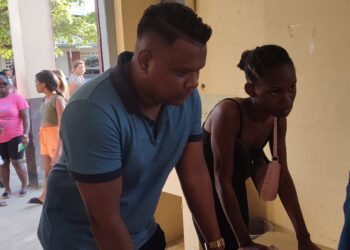 IMG 20221008 173412 Er was een onverwachte lange rij voor de Ancillae Burgos school aan de J.A. Pengelstraat zaterdagmiddag. Een lange rij ouders met familieboekjes in handen, stond klaar om een schoolpakketten in ontvangst te nemen.