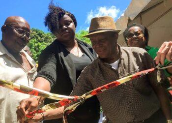 IMG 20221101 122533 BURST1 “Het opleveren van de Granman Oso is de eerste fase, nu komt de tweede fase waar andere zaken zoals water en stroom geregeld moeten worden aan de orde. Maar dat neemt niet weg dat we blij zijn.” Dat zegt Granman van de Paramaccaners, Jozef Forster dinsdag 1 november toen hij de sleutels van zijn nieuwe woning in handen kreeg.