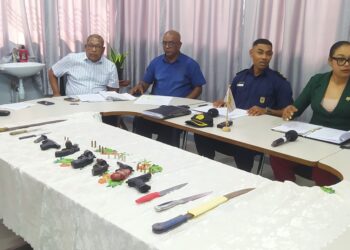 IMG 20221116 103053 "Vrouwen en kinderen plegen nu ook berovingen", zei het hoofd van de Regio Bijstandsteam Midden, Hesdy Godliep gisteren tijdens een persconferentie van het Korps Politie Suriname (KPS) te Nieuwe Haven.