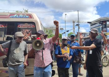 IMG 20221117 105154 Via luidsprekers is er aan de Maagdenstraat door deelnemende actievoerders opgeroepen om de acties van de Centrale Van Landsdienaren Organisatie (CLO) te ondersteunen. Dinsdag, de vierde dag waarop er door de binnenstad van Paramaribo is geprotesteerd, is bekendgemaakt dat woensdag het ultimatum van de regering om het roer om te gooien, is verstreken. Daarna zullen volgens actievoerder Miguell Menes de acties verscherpt worden.