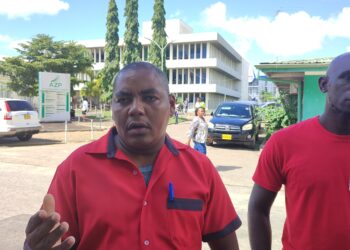 IMG 20221130 103717 2 Het personeel van het Academisch Ziekenhuis Paramaribo (AZP) dat sinds 30 november in actie was, hervat het werk op dinsdag. “De actie is voorlopig opgeschort en de werknemers beginnen dinsdag met het werk”, zegt bondsvoorzitter Lloyd Pool.
