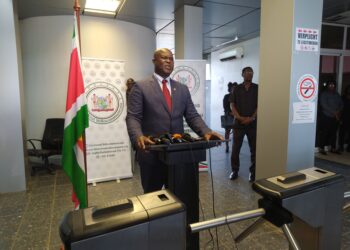 IMG 20221207 121024 1 Vicepresident Ronnie Brunswijk zegt dat de natuur trekpleister ‘Tijgerbank’ niet wordt uitgegeven. Hij verzekert de gemeenschap dat de formatie in het Marowijne gebied niet zal worden uitgegeven voor goudwinning in tegenstelling tot geruchten op sociale media.“