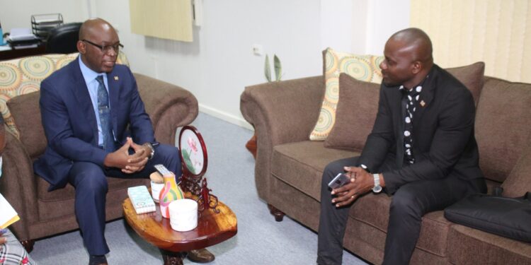 Ambassadeur Noordzee en minister Amoksi bespreken werkzaamheden 1 IMG 2273 scaled Niet-residerende ambassadeur Stevanus Noordzee van Suriname voor de staat Israël, is vanmorgen door minister Kenneth Amoksi van Justitie en Politie (Juspol) op zijn kabinet ontvangen. Noordzee wil weten hoe hij als ambassadeur van betekenis kan zijn voor Juspol.