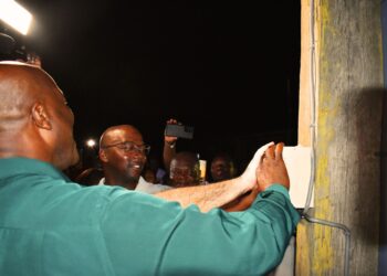 Ingebruikname stroom Godo Olo1 “Godo Olo Kon a Kiing”, zo klonk het vanuit de gemeenschap van het dorp dat aan de Tapanahoni rivier gelegen is. Op zondag 13 november is officieel het hybride zonne-energiesysteem in gebruik genomen. Hiermee hebben ruim 350 huishoudens dag en nacht de toegang tot stroom verkregen.