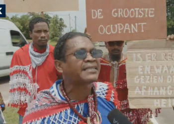 Inheemsen “Waarom mogen we ons recht niet uitvoeren? We zijn ook mensen”, roept een van de protesterende Inheemsen tijdens de LIVE reportage van D-TV.