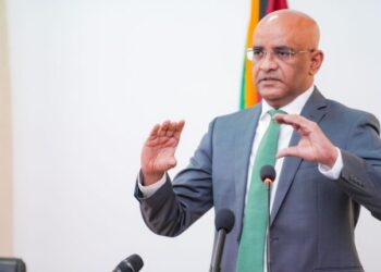 Guyanese vicepresident prijst Surinaamse regering voor burgerparticipatie in olie- en gassector