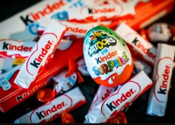 Kinder Chocolade 002 <p>Het International Food Safety Authorities Network (INFOSAN) secretariaat, volgt momenteel een uitbraak van Salmonella Typhimurium in meerdere landen die vermoedelijk verband houdt met de consumptie van chocoladeproducten.
Via het European Rapid Alert System for Food and Feed (RASFF) heeft INFOSAN vernomen dat de betrokken producten die mogelijk verband houden met deze uitbraak, ook naar Suriname zijn gedistribueerd, meld het ministerie van Volksgezondheid in haar berichtgeving.</p>
<p>Het ministerie van Volksgezondheid is hiervan op de hoogte gebracht door de International Food Safety Authorities Network. De samenleving wordt geadviseerd om geen kinderchocolade aan te schaffen.
Dit is de enige en juiste beslissing om het maximale niveau van voedselveiligheid te verzekeren en het risico van verdere besmetting uit te sluiten.</p>