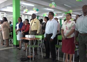 LFC1 De Raad voor Verpleging in Suriname, RAVESU, wil werken aan de verdere professionalisering van verpleegkundigen. In dat kader is RAVESU, in samenwerking met het ministerie van Volksgezondheid, PAHO en de International Council of Nurses (ICN), gisteren van start gegaan met het ‘Leadership For Change’(LFC)- programma.
