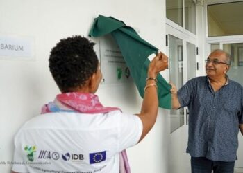 LVV ADRON Het laboratorium van het Anne van Dijk Rijstonderzoekscentrum ADRON moet binnenkort zodanig ingericht en gemoderniseerd zijn om beter dan voorheen onderzoek te kunnen doen naar ziekten en plagen waarmee de rijstsector te kampen heeft.