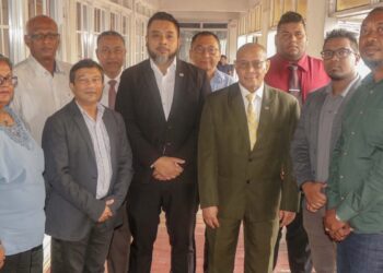 Leden werkgroep Absorbatie ambtenaren in private sector samen met minister Somohardjo en de minister Mac Andrew Om een productief en efficiënt overheidsapparaat en de hervorming van het landsdienarenbestand te bewerkstelligen, zijn er op 30 augustus en 1 september vier werkgroepen geïnstalleerd. Deze werkgroepen zullen zich onder andere bezighouden met activiteiten van de Task Force Public Sector Reform (PSR).