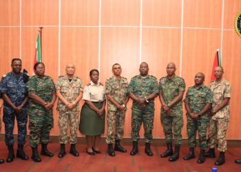 Legers Suriname en Guyana voorstander van jaarlijkse RRIM3 Naast Brazilië en Frans-Guyana is Suriname ook voorstander van een jaarlijkse bilaterale vergadering met Guyana, waarbij de twee landen afspraken kunnen maken met betrekking tot de militaire samenwerking. “Hiermee kunnen wij dan een complete regionale veiligheidszone creëren, waarbij zowel het oosten, westen en zuiden zijn afgebakend”, benadrukt kolonel Henri van Axeldongen, de waarnemend bevelhebber van het Nationaal Leger.