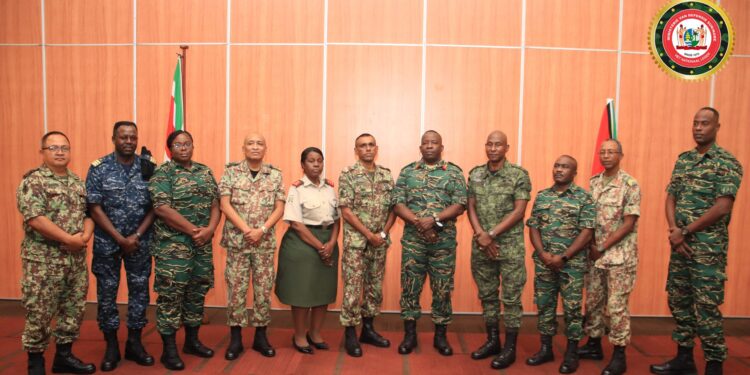 Legers Suriname en Guyana voorstander van jaarlijkse RRIM3 scaled Naast Brazilië en Frans-Guyana is Suriname ook voorstander van een jaarlijkse bilaterale vergadering met Guyana, waarbij de twee landen afspraken kunnen maken met betrekking tot de militaire samenwerking. “Hiermee kunnen wij dan een complete regionale veiligheidszone creëren, waarbij zowel het oosten, westen en zuiden zijn afgebakend”, benadrukt kolonel Henri van Axeldongen, de waarnemend bevelhebber van het Nationaal Leger.