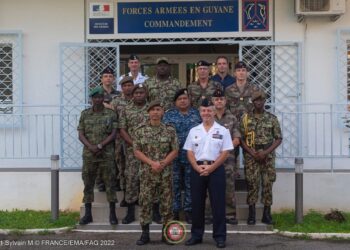 Legersamenwerking Suriname en Frans Guyana wordt ook in 2023 voortgezet3 De Bevelhebber van het Nationaal Leger, kolonel Werner Kioe A Sen, bracht van maandag 5 tot woensdag 7 december 2022 een bezoek aan de commandant van de Franse strijdkrachten in Frans-Guyana, de generaal-majoor Xavier Buisson.
