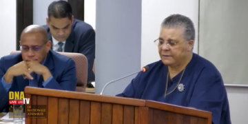 Levens 5 Directeur Maureen Cairo van het internaat te Stoelmanseiland spreekt minister Marie Levens, die onlangs in De Nationale Assemblee (DNA) aangaf dat het internaat te Stoelmanseiland gerenoveerd wordt, tegen. “Ik weet er niets van. Ik hoor het nu pas”, zegt de directeur.