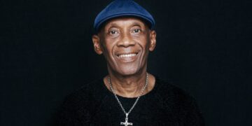MG 1800 2 Van een doodnormale kansarme Frimangron-jongen tot topmusicus in Europa. Eddy Reginald Veldman blikte op zijn 70ste jaardag in oktober 2021 tevreden terug op het pad dat hij aflegde. Hij kreeg op zijn jaardag een flink optreden thuis, geregeld door zijn dochter. Een echte ‘opo yeye’ waarna hij stilstond bij het afgelegde traject vol uitdagingen en grote successen.