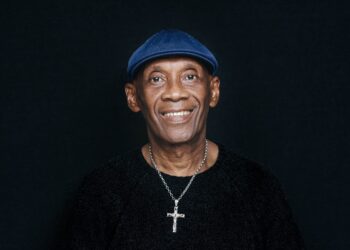 MG 1800 2 scaled Van een doodnormale kansarme Frimangron-jongen tot topmusicus in Europa. Eddy Reginald Veldman blikte op zijn 70ste jaardag in oktober 2021 tevreden terug op het pad dat hij aflegde. Hij kreeg op zijn jaardag een flink optreden thuis, geregeld door zijn dochter. Een echte ‘opo yeye’ waarna hij stilstond bij het afgelegde traject vol uitdagingen en grote successen.