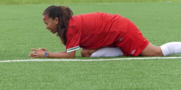 MIRELVA 1 Natio Uma, bestaande uit meer dan 20 lokaal actieve en vijf diasporaspeelsters, heeft tegen Anguilla voetbal, dat hoop geeft voor de toekomst, laten zien. De selectie heeft een duidelijke kwaliteitsinjectie gekregen. Opvallend in die partij was onder andere de samenwerking op het middenveld, tussen de lokaal actieve Mirelva Wongsodimedjo en de Nederlands-Surinaamse Griffith Vassaire. Hun samenspel,die avond, kan symbool staan voor de samensmelting. In deel 1 van deze tweeluik, een interview met Wongsodimedjo.