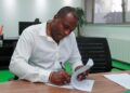 Menzo Twitter Binnen een paar dagen maakt Suriname’s bondscoach Stanley Menzo de eindselectie, voor de aankomende WK-kwalificatiewedstrijden, bekend. De voorselectie riekt wel naar iets onaangenaams: een gebrek aan oprechte aandacht en respect voor lokale Natio-kandidaten...