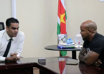 Minister Ramadhin en vader van de Leuv voeren openhartig gesprek