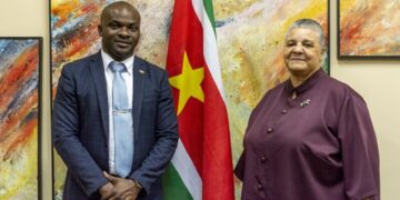 Minister Levens bespreekt onderwijssamenwerking Suriname en Israël