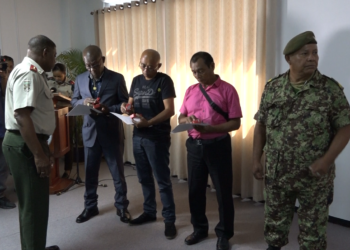 NL Het ministerie van Defensie heeft vandaag 62 gepensioneerden van het Nationaal Leger gehuldigd. Minister Krishnakoemarie Mathoera haalde aan dat mensen in de legerorganisatie centraal gesteld worden, omdat zonder hen het nationaal leger niet in staat is de samenleving te dienen. Ze vindt daarom dat militairen en gepensioneerde militairen met respect bejegend moeten worden. Niet alleen moet hun rechtspositie geregeld worden, maar zij moeten ook bedankt worden. “Bedanken voor de jarenlange arbeid. We hebben hier 62 arbeiders die de dienst met pensioen hebben verlaten. Van die 62 mensen zijn het mensen die 30, 35, 40 jaren trouw, eerlijk, met toewijding en met hart en ziel de samenleving en het ministerie hebben gediend.” De gepensioneerden hebben voor hun jarenlange trouwe dienst een oorkonde, gouden pin en een enveloppe ontvangen. Mathoera wees de jongeren in de defensie organisatie erop dat zij, met het fundament dat de mensen met zoveel dienstjaren hebben gelegd, moeten werken aan de verdere ontwikkeling van het leger. Het moet niet alleen zorgen voor veiligheid, maar moet de gemeenschap in zijn totaliteit kunnen dienen. De bewindsvrouw haalde ook aan dat het de taak van iedereen en elk ministerie is om te bouwen aan een betere samenleving. “Iedereen moet zijn bijdrage leveren. We hebben iedereen nodig, dit is ons land. Suriname is van ons, niemand anders gaat dit land komen opbouwen.” De Defensieminister legt uit dat elke burger van het land verantwoordelijkheid draagt voor de verandering van de huidige omstandigheden. “Dus het is ook een opdracht aan ons, dat we realiseren dat we door moeten gaan en nog meer dan de groep die vandaag gepensioneerd is.” Bevelhebber van het Nationaal Leger, Werner Kioe A Sen, haalde aan dat deze gepensioneerden vorm hebben gegeven aan de legerorganisatie en de instandhouding hiervan. Hij wees erop dat sociale en economische ontwikkeling slechts kunnen plaatsvinden als er sprake is van veiligheid. En aan die veiligheid hebben de gepensioneerden bijgedragen. Ook hij bedankte de gepensioneerden voor de dienst die ze hebben bewezen. Daarnaast bedankte hij ook de gezinsleden van deze militairen, dat zij hen hebben bijgestaan om goede prestaties te leveren. Kioe A Sen hield de gepensioneerden voor dat zij nu moeten genieten van hun welverdiende rust, in goede gezondheid.