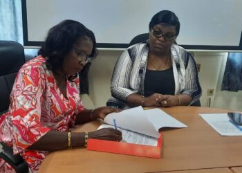 Nieuwe directeur IBAS 01 Minister Gracia Emanuël van Regionale Ontwikkeling en Sport (ROS) heeft op dinsdag 26 juli 2022, de nieuwe directeur geïnstalleerd voor het Instituut van Bestuursambtenaren in Suriname (IBAS). Voortaan wordt IBAS geleid door Harriette Inge.