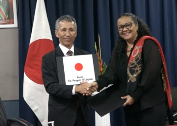 ONDERTEKENING 2 De Japanse overheid ondersteunt de Surinaamse gemeenschap in basis projecten voor menselijke veiligheid. In dat kader heeft er donderdag een ondertekeningsceremonie plaatsgevonden op het hoofdkantoor van het ministerie van Buitenlandse Zaken, International Business en Internationale samenwerking (BIBIS) voor de uitvoering van twee projecten.