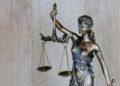 OPENBAAR MINISTERIE ADVOCAAT RECHTER VONNIS 3 Het Openbaar Ministerie (OM) houdt vrachtwagenchauffeur S.G. als enige verantwoordelijk voor de verduistering van SRD 736.738 vorig jaar van zijn werkgever, Fernandes Bakkerij. Zijn collega S.L. is vrijgesproken, omdat hij na ontdekking van de verduistering SRD 16.982 terugbetaalde....