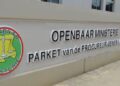 OPENBAAR MINISTERIE e1780758264345 Het OM eist twaalf maanden cel, deels voorwaardelijk, tegen een advocaat voor bedreiging met een vuurwapen op een politiebureau in Paramaribo. Lees verder voor alle details van deze zaak.