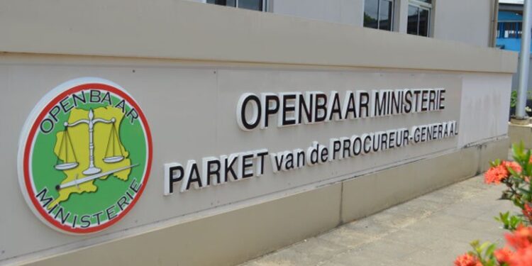 OM eist celstraf tegen advocaat voor bedreiging op politiebureau 1 OPENBAAR MINISTERIE e1780758264345 Het OM eist twaalf maanden cel, deels voorwaardelijk, tegen een advocaat voor bedreiging met een vuurwapen op een politiebureau in Paramaribo. Lees verder voor alle details van deze zaak.