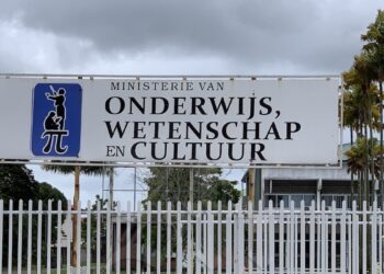 Onderwijs 5 De vakantie is al bijna om en het nieuwe schooljaar staat voor de deur, maar het is nog niet bekend of de kinderen van Goninikrikimofo en Loka Loka in oktober naar school kunnen gaan.