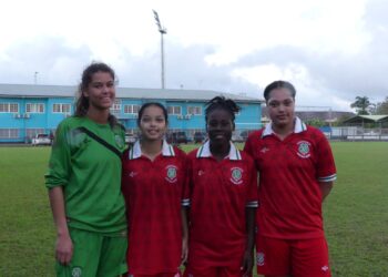 P1000410 1 scaled Een historisch moment voor het Surinaamse voetbal is dit weekend bijna onopgemerkt voorbijgegaan. Voor het eerst in de geschiedenis zitten in de Surinaamse nationale vrouwenoetbalselectie lokaal actieve en speelsters uit de diaspora in Nederland. Na twee oefensessies zondag trekt de groep samen ten strijde tegen het veel sterkere Mexico. De groep van vijf Nederlandse voetbalsters van Surinaamse afkomst kwam zaterdagavond aan. Zondagmorgen stonden zij met de meer dan 20 lokaal actieve speelsters op het veld voor de eerste gezamenlijke oefensessie ooit.