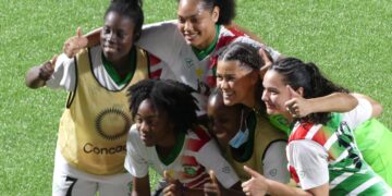 P1000435 1 Na de harde 9-0 nederlaag donderdag in en tegen Mexico heeft Natio Uma, de nationale vrouwenvoetbalselectie van Suriname, dinsdag zichzelf een opsteker gegeven door Anguilla met 5-0 te verslaan. Suriname had een stuk meer kunnen scoren om het doelsaldo te verbeteren. Trainer Ray Fränkel en aanvoerster Hadassa Brandon waren tevreden na de wedstrijd, maar willen tegelijkertijd ook sterker worden. Bij Natio Uma werd Ravelcheny van Ommeren de gevierde vrouw. Zij maakte een hattrick door tweemaal in de eerste helft en eenmaal in de tweede helft te scoren.