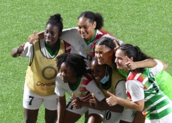 P1000435 1 scaled Na de harde 9-0 nederlaag donderdag in en tegen Mexico heeft Natio Uma, de nationale vrouwenvoetbalselectie van Suriname, dinsdag zichzelf een opsteker gegeven door Anguilla met 5-0 te verslaan. Suriname had een stuk meer kunnen scoren om het doelsaldo te verbeteren. Trainer Ray Fränkel en aanvoerster Hadassa Brandon waren tevreden na de wedstrijd, maar willen tegelijkertijd ook sterker worden. Bij Natio Uma werd Ravelcheny van Ommeren de gevierde vrouw. Zij maakte een hattrick door tweemaal in de eerste helft en eenmaal in de tweede helft te scoren.