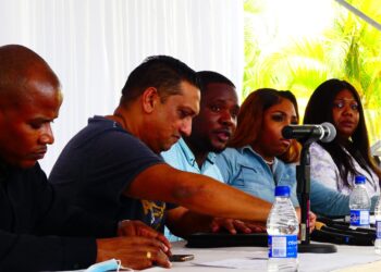 P1080490 scaled Het interim-bestuur van de Surinaamse Voetbal Bond (SVB) heeft vrijdag 29 april op een persconferentie in hotel Mariott, haar eerste ontmoeting gehad met de pers. Tijdens deze drukbezochte persconferentie deden Milando Atompai, voorzitter van het interim-bestuur, onthullingen over pogingen tot omkoping door de penningmeester van het afgezette bestuur Bidjaikoemar Mankoe.
