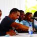 P1080490 scaled Het interim-bestuur van de Surinaamse Voetbal Bond (SVB) heeft vrijdag 29 april op een persconferentie in hotel Mariott, haar eerste ontmoeting gehad met de pers. Tijdens deze drukbezochte persconferentie deden Milando Atompai, voorzitter van het interim-bestuur, onthullingen over pogingen tot omkoping door de penningmeester van het afgezette bestuur Bidjaikoemar Mankoe.