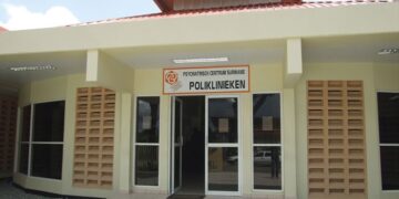 PCS SURINAME CLINICA PSIQUIATRICA 1 “We hebben een paar afdelingen moeten afsluiten, omdat er een tekort is aan personeel”, zegt waarnemend directeur Rudi Dwarkasing van het Psychiatrisch Centrum Suriname (PCS). Het personeel van het PCS is al bijkans tien dagen in actie, omdat het  een loonaanpassing van 17 procent wil, die recentelijk is toegekend aan ambtenaren.