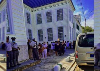 PCS personeel voert actiie Personeelsleden van het Psychiatrisch Centrum Suriname (PCS) hebben vrijdag een petitie overhandigd aan vicepresident Ronnie Brunswijk. De werknemers hebben middels het schrijven hun misnoegen geuit over onder andere het uitblijven van hun beloofde loonsverhoging en oplossing van andere nijpende zaken.