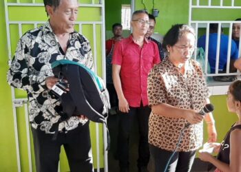 PL tassen De Pertjajah Luhur (PL), houdt haar motto ‘de partij met de sociale kracht’ hoog in het vaandel. De voorzitter van de PL, Paul Somohardjo, heeft gemeend om enkele scholieren een helpende hand te bieden.