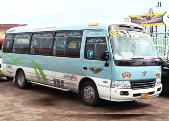 PLO bus april 2016 web 2 Ondanks dat er recent een gesprek is geweest tussen PLO-voorzitter John Mahadewsing en de leiding van het ministerie van Financiën en Planning en het ministerie van Transport Communicatie en Technologie (TCT), is er nog steeds geen licht in de tunnel voor de particuliere bushouders. “We weten nog steeds niet, wanneer we ons geld zullen krijgen”, zegt woordvoerder Rawien Bajnath van de organisatie.