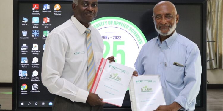 PTC tekent overeenkomst met Wegenautoriteit Suriname en In de Kiem 1 PTC directeur R.G. Holband l en In de Kiem directeur Henry Hennep scaled Het agrarisch faciliterend bedrijf In de Kiem is geen onbekende voor het PTC. In de Kiem heeft in het verleden Agronomy studenten geacomodeerd met stageplekken, field trips en donaties. Het doel van deze samenwerking is onder andere erop gericht om samen bewustwording te creëren over het belang van de agrarische sector, zodat vooral jongeren zich zullen inzetten om de agrarische sector tot ontwikkeling te brengen. “Het streven is om gezamenlijk met de PTC-studenten te kunnen werken aan teeltkwaliteit, het verbeteren van de productie en dienstverlening in de agrarische sector en dat we die samen kunnen optrekken”, stelt directeur Holband.
