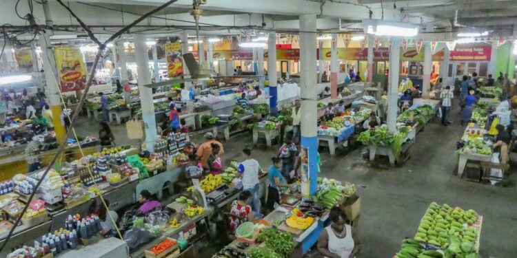 Paramaribo market 33557504165 scaled Er dreigt een leegloop van standhouders te ontstaan bij de Centrale Markt Paramaribo. “De groenten zijn vanwege de aanhoudenderegen heel duur en er zijn nog tal van zaken die ervoor zorgen dat er weinig klanten komen bij de Centrale Markt”, zegt marktmeester Anil Dhanai.