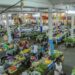 Paramaribo market 33557504165 scaled Er dreigt een leegloop van standhouders te ontstaan bij de Centrale Markt Paramaribo. “De groenten zijn vanwege de aanhoudenderegen heel duur en er zijn nog tal van zaken die ervoor zorgen dat er weinig klanten komen bij de Centrale Markt”, zegt marktmeester Anil Dhanai.