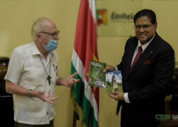 President en ministers krijgen boek 'De Tragiek van de Binnenlandse Oorlog'