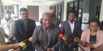 Petitie dna 2 Roseville Biswane vertelt aan de redactie van Key News dat zij en de rest van de jongeren verstelt waren van de aangerichte schade in de gebieden die zij hebben bezocht in Coronie en Saramacca. De schade is volgens de deskundigen die de kinderen op de tour hebben vergezeld, te wijten aan de klimaatverandering. De jongeren werden begeleid door deskundigen van de VIDS en hydroloog Siewnath Naipal, die veel onderzoek heeft gedaan in vooral het Weg naar zee gebied.Assemblee voorzitter Marinus Bee zegt dat hij het een gedurfde stap vindt van de jongeren om aandacht te vragen voor de problemen in hun woongebied. “Laat mij aangeven dat veel petities hier worden ingediend. Maar dat jongeren het initiatief nemen om op te komen voor hun belangen om hier een petitie in te dienen, vinden wij geweldig.” 