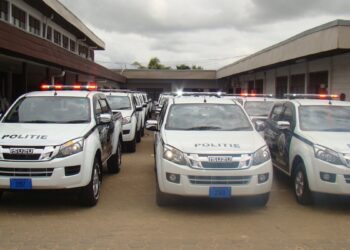 Politievoertuigen. Foto Korps Politie Suriname 3 Twee vrouwen zijn donderdag bestolen van hun geld, terwijl zij op een begraafplaats aan de Dr Sophie Redmondstraat waren. Zij hadden het geld in de auto achtergelaten.