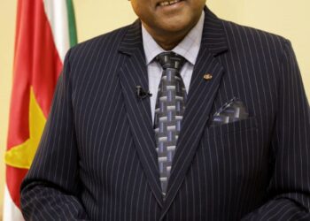 President Santokhi 1 2 In de regeringsraad van woensdag 7 september 2022 is besloten om de geldtransporten naar het buitenland weer op gang te brengen, zodat de Centrale Bank van Suriname weer kan interveniëren op de valutamarkt om de koers te stabiliseren.